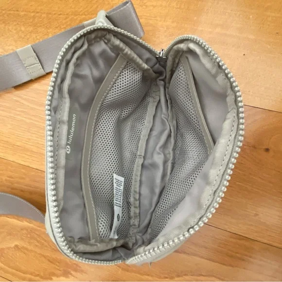 lululemon athletica women’s belt Bag - Picture 5 of 8